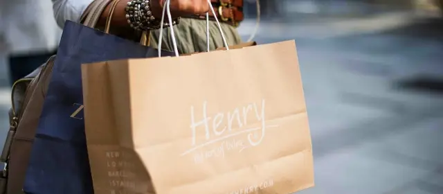 Una bolsa de la compra con alimentos