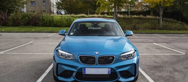 Un coche aparcado en una carretera